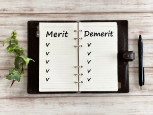 白板の上で開いた手帳とボールペンとツタ 俯瞰