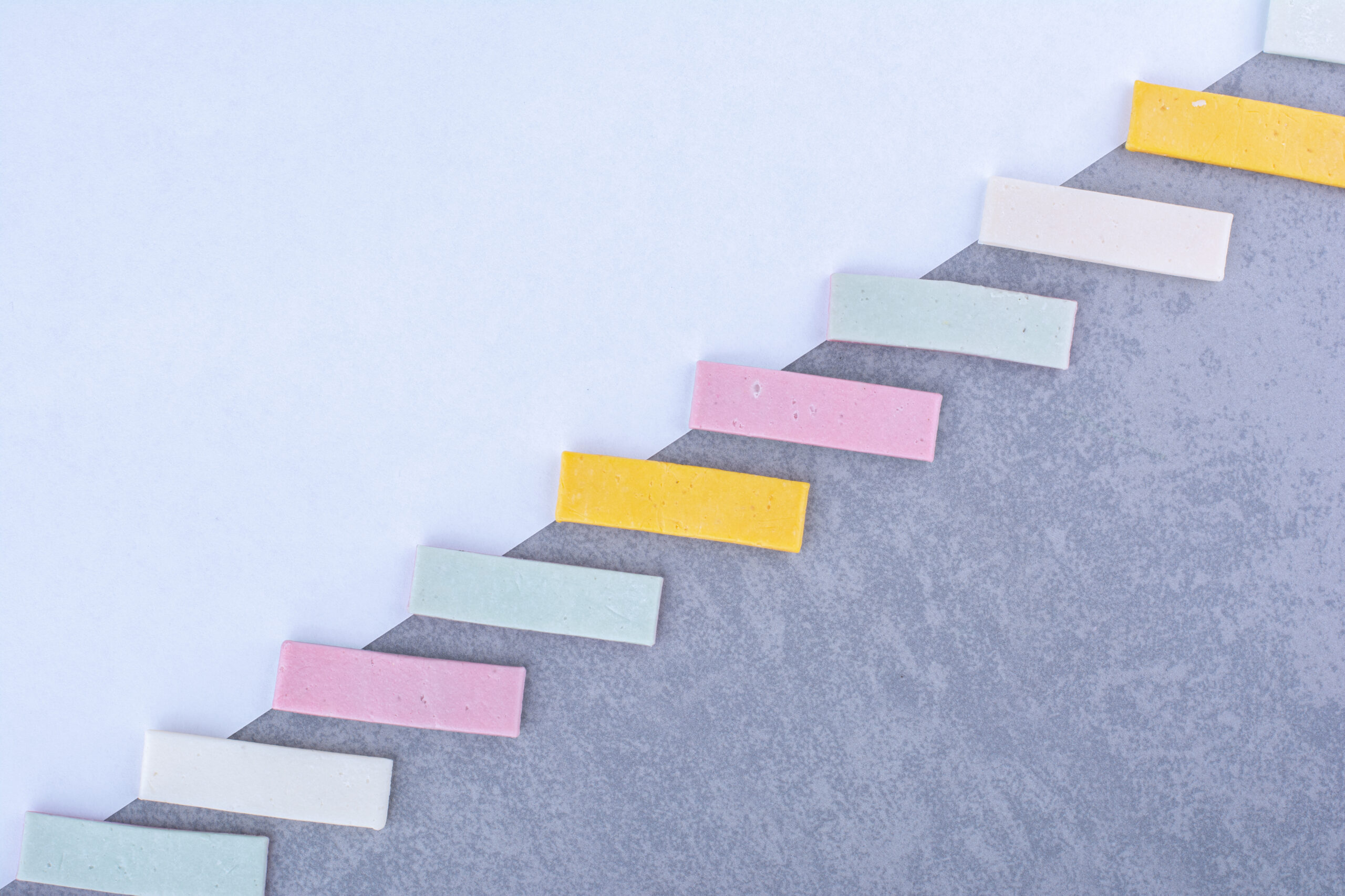 Chewing gums diagonally arranged on white/marble background